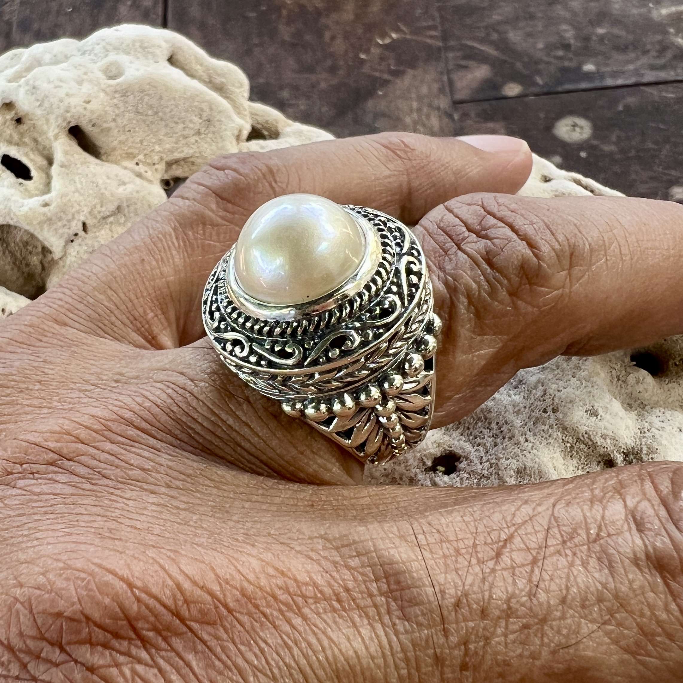 (UNIQUE 925 BALI SILVER RING WITH WHITE MABE PEARL)